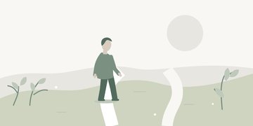 Мужчина на садовой дорожке; рядом свободное пространство и две отдельные дорожки.